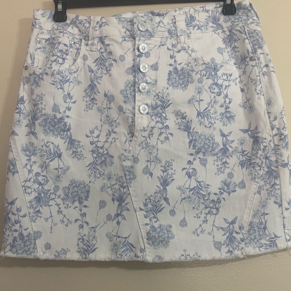 Seven7 The Weekend Garden Blue and White Floral Mini Skirt Raw Hem retail $59